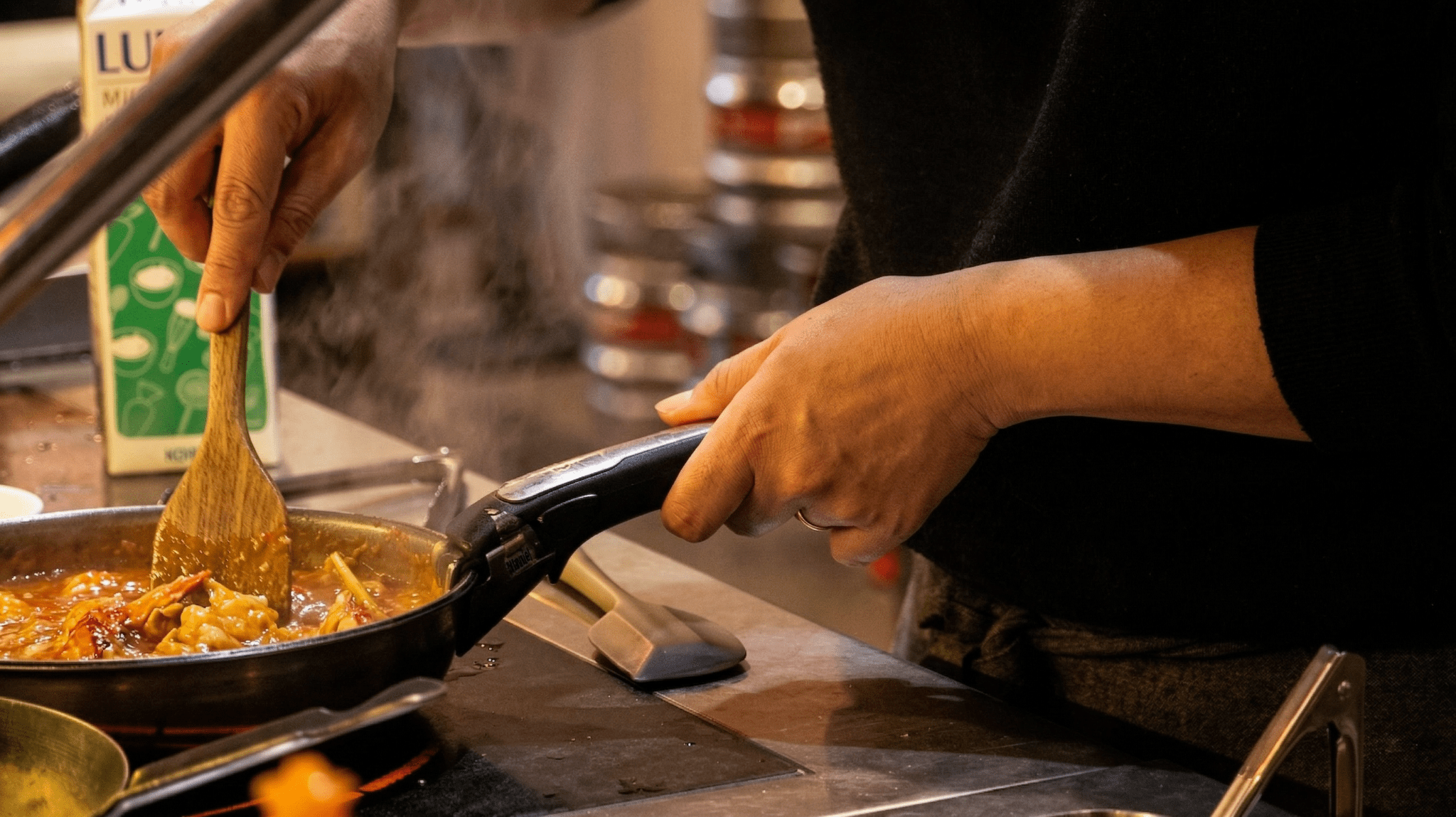本格炭火焼きステーキの調理風景