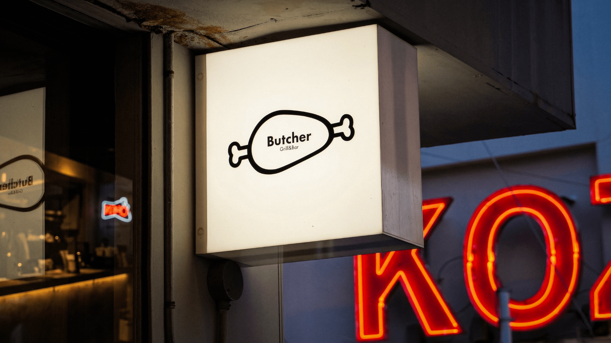 BUTCHER スタイリッシュで落ち着いた木目調の店内