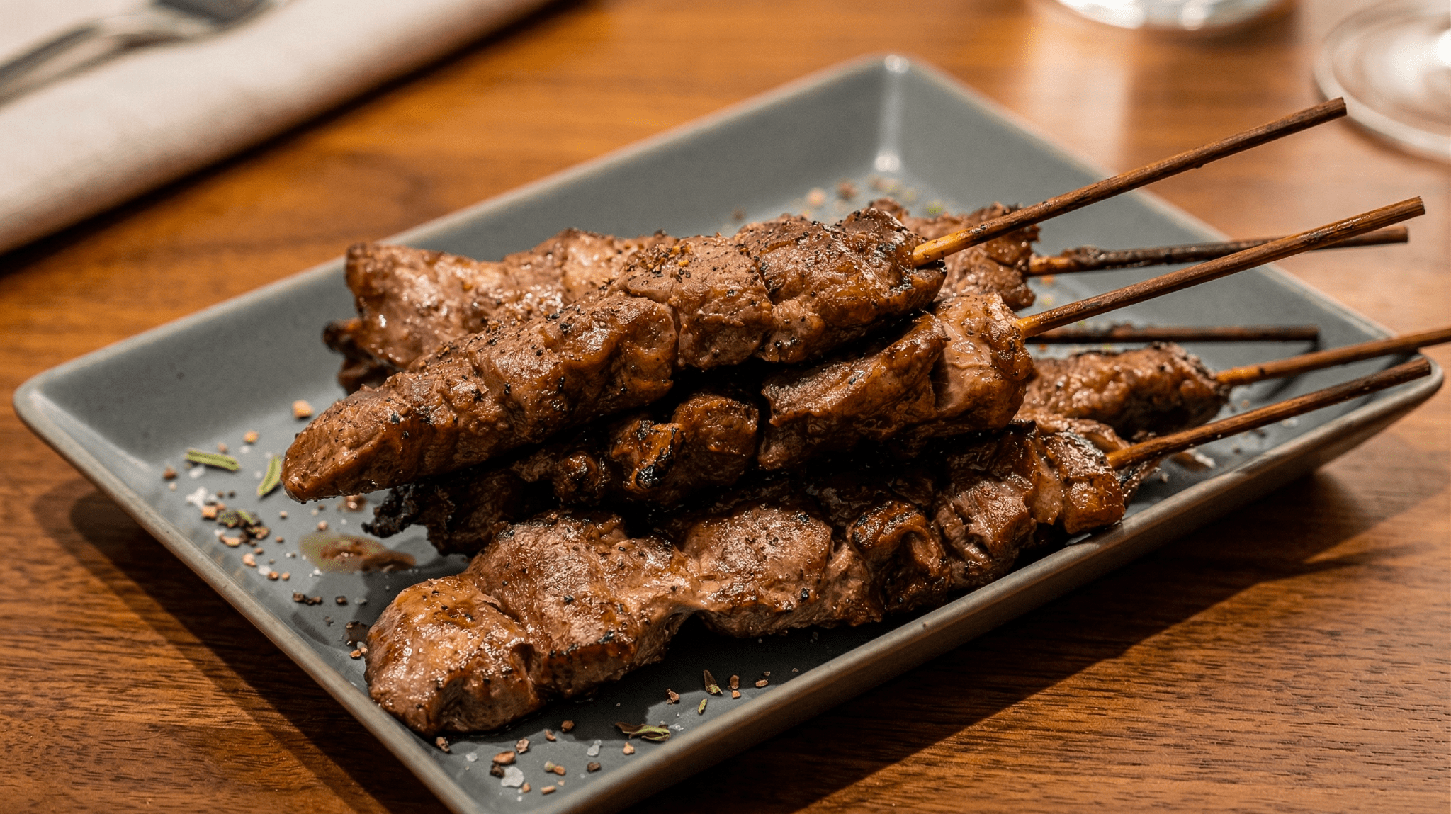 スパイス香る厳選ラム肉の串焼き